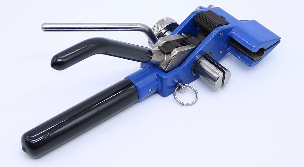 Tensioning Tool with Cutter